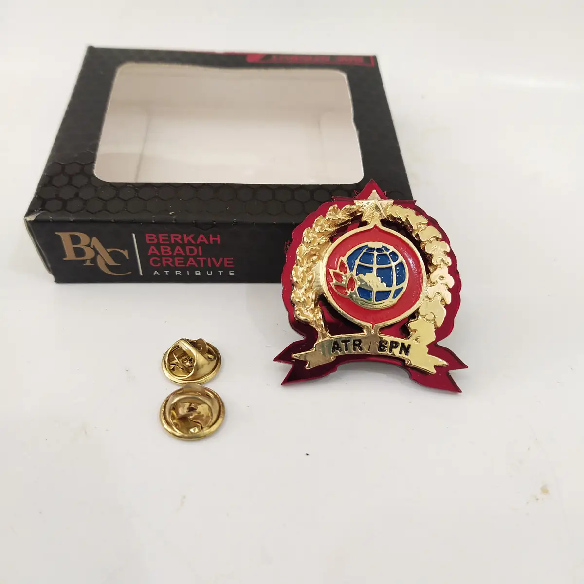Foto Pin BPN Warna Merah