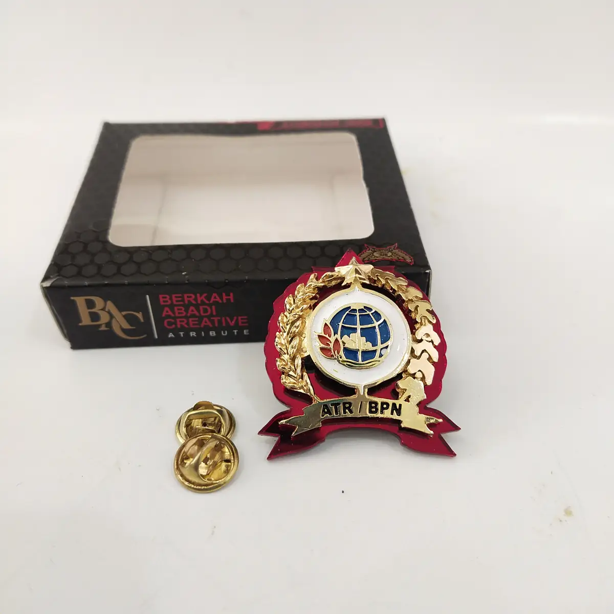 Foto Pin BPN Warna Putih