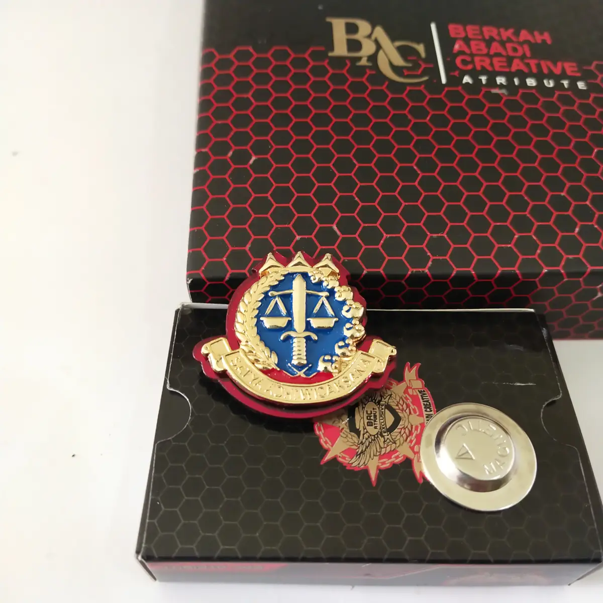Foto Pin Jaksa Warna Biru