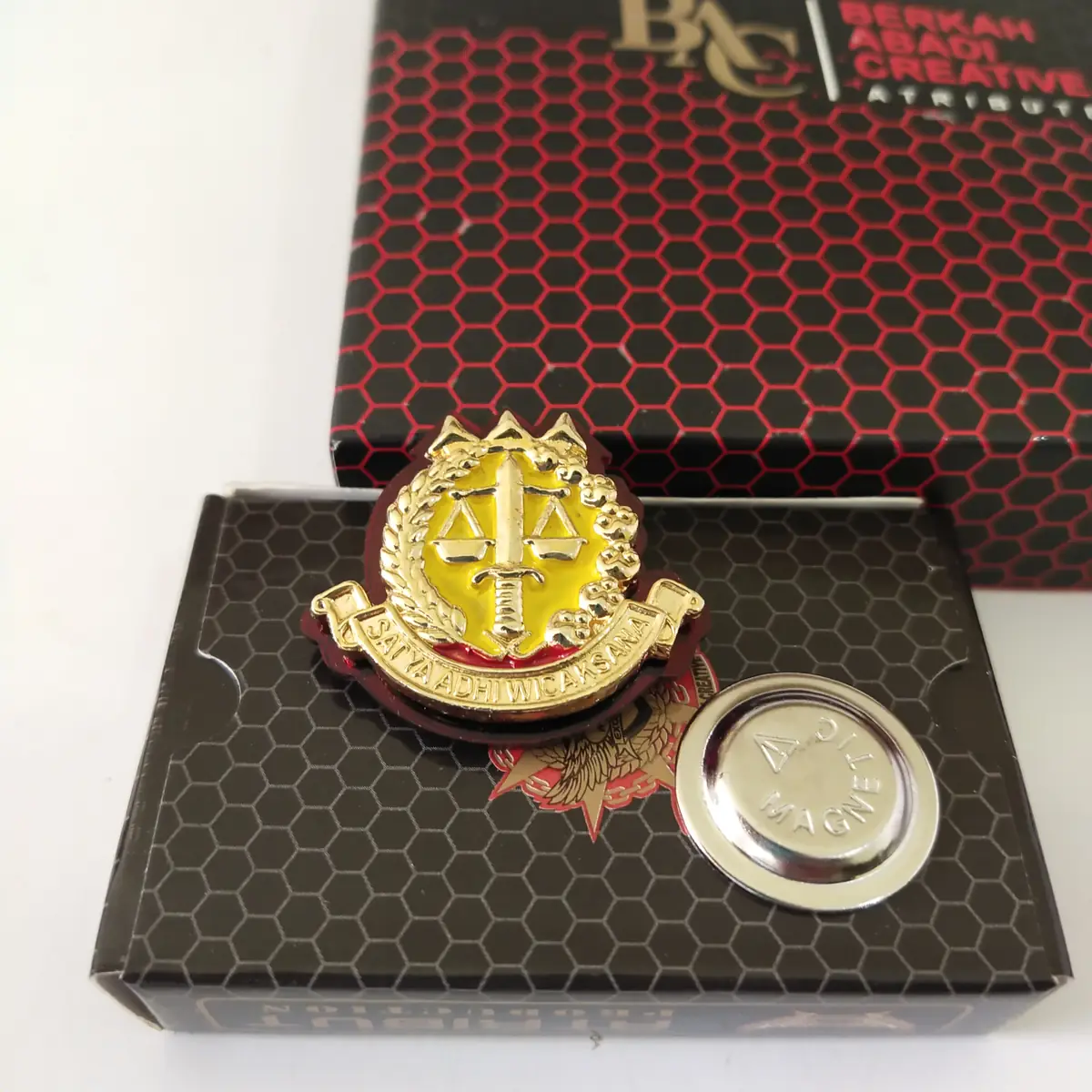 Foto Pin Jaksa Warna Kuning