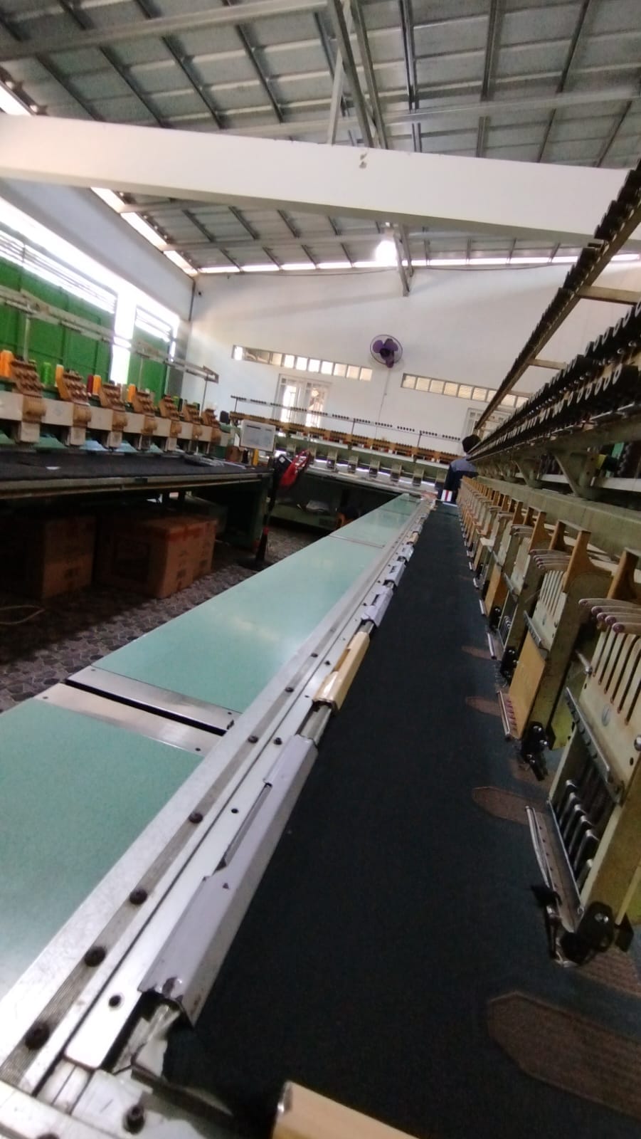 Jalur panjang mesin bordir multi-head di workshop BAC
