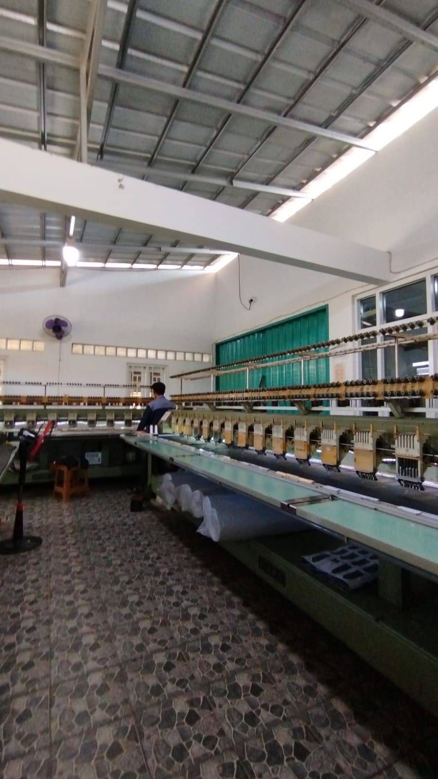 Operator memantau proses pada mesin bordir BAC